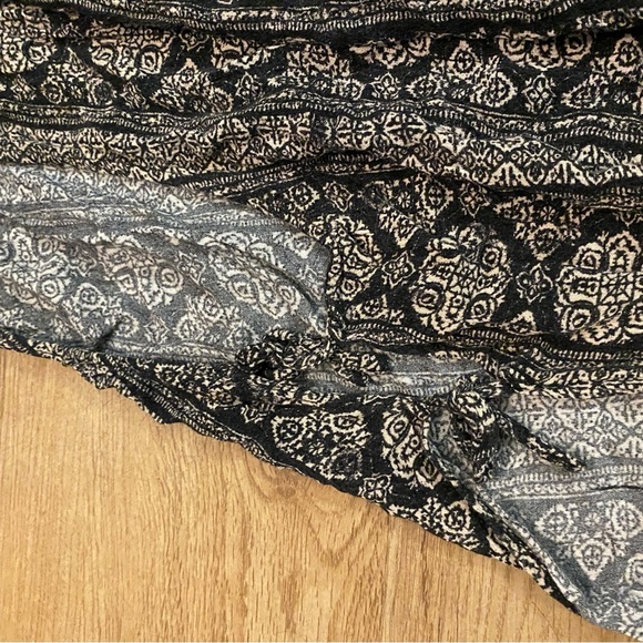 Gentle Fawn Black and White Asymmetrical Sleeveless Blouse - Picture 9 of 16